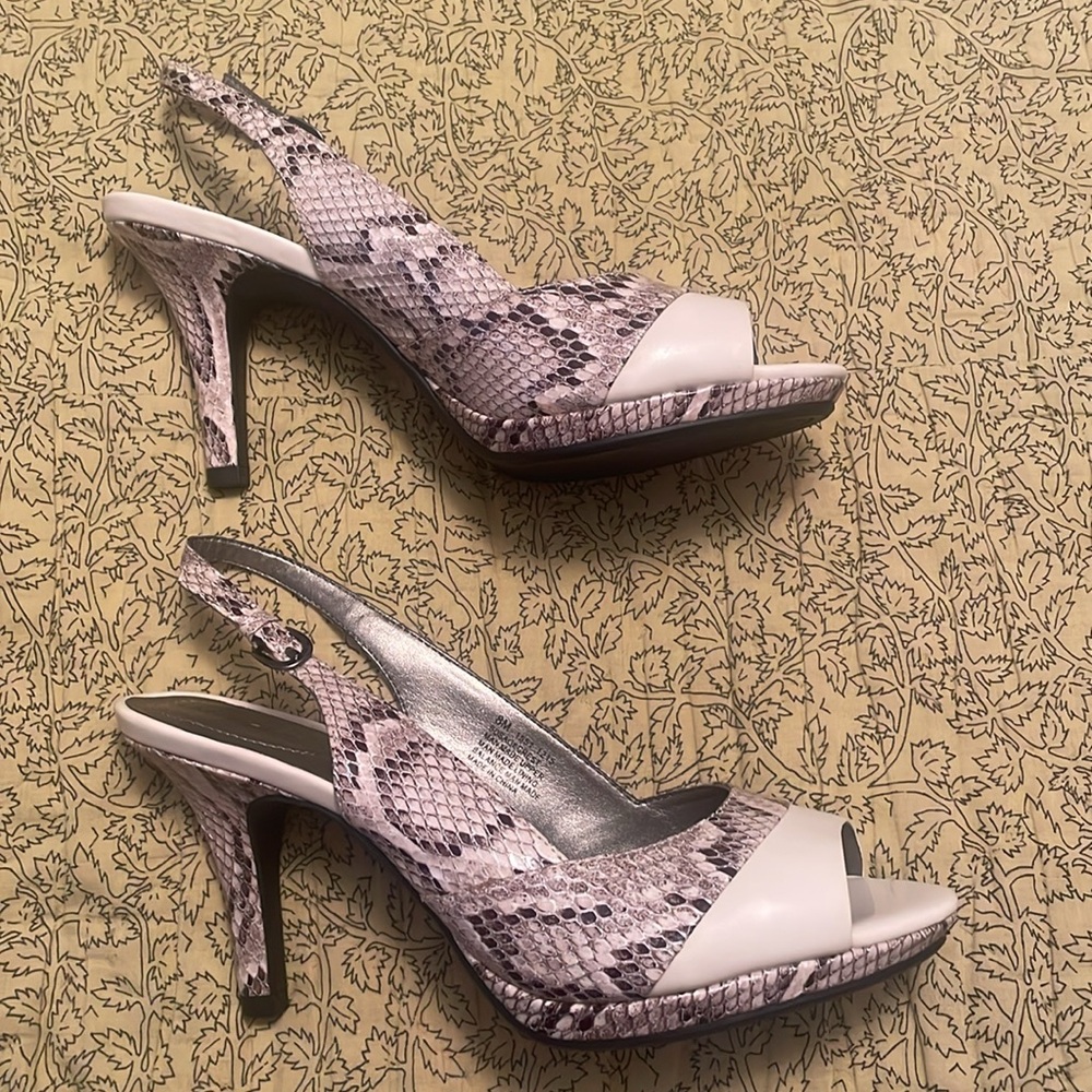 NIB BANDALINO Black Gray and Cream Snakeskin Patterned Shoes - Picture 3 of 9